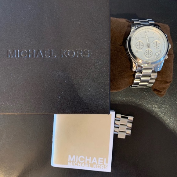 MICHAEL KORS WATCH -USED WITH BOX - Picture 8 of 10